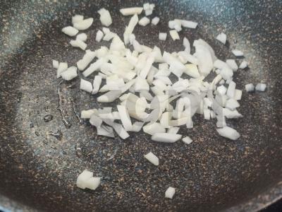 Sūrus salotas su keptu svogūnu Žingsnis 1