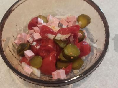 Sūrus salotas su keptu svogūnu pagrindine nuotrauka