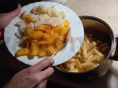 Makaronų, žiedinių kopūstų ir moliūgų apkepas Žingsnis 5