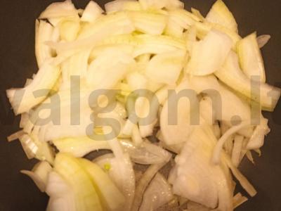 Pievagrybiai, troškinti grietinėje Žingsnis 1