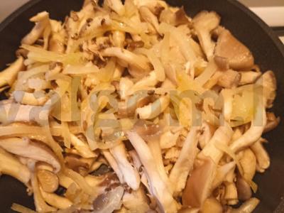 Pievagrybiai, troškinti grietinėje Žingsnis 3