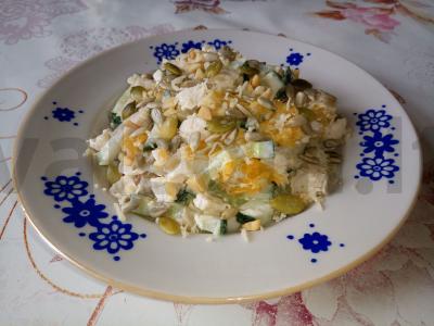 Vištienos, apelsinų, agurkų ir sėklų salotas pagrindine nuotrauka