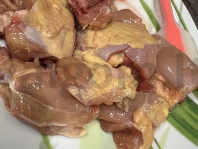 Vištiena su morkomis ir svogūnais pomidorų padaže Žingsnis 1