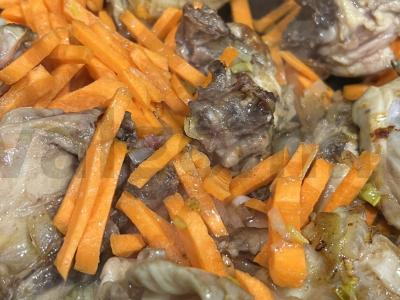 Vištiena su morkomis ir svogūnais pomidorų padaže Žingsnis 3