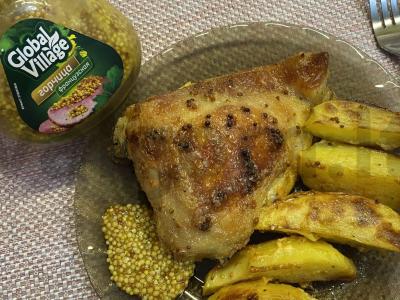 Kepti vištienos šlaunelės su bulvėmis garstyčių-majonezo padaže pagrindine nuotrauka