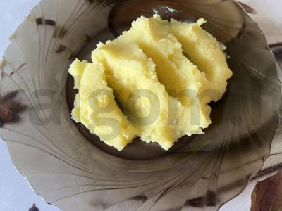 Švelnus bulvių piurė su grietinėlėmis kaip garnyras pagrindine nuotrauka