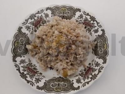 Kasha su grikių dribsniais ir figomis pagrindine nuotrauka