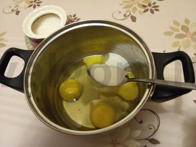 Medus ritinys su obuolių įdaru Žingsnis 1