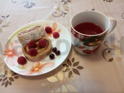 Medus ritinys su obuolių įdaru pagrindine nuotrauka