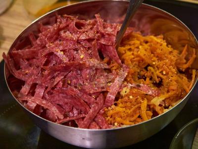 Salotas su dešra ir morkomis pagal korėjietišką receptą Žingsnis 1