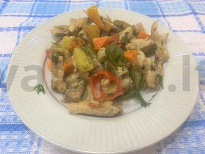 Karštas vištienos salotas su daržovėmis pagrindine nuotrauka