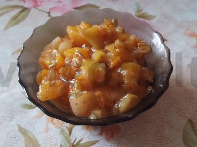 Kriaušių ir abrikosų uogienė su cinamonu ir citrinos sultimis pagrindine nuotrauka