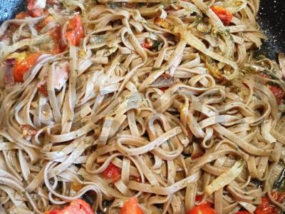 Grikių makaronai su vyšniniais pomidorais ir šonine Žingsnis 5