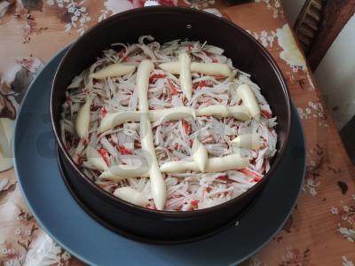 Sluoksniuotas salotas „Buržujski“ su ryžiais ir krabų lazdelėmis Žingsnis 4