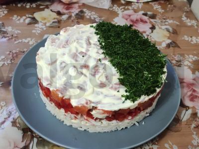 Sluoksniuotas salotas „Buržujski“ su ryžiais ir krabų lazdelėmis Žingsnis 11