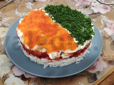 Sluoksniuotas salotas „Buržujski“ su ryžiais ir krabų lazdelėmis pagrindine nuotrauka