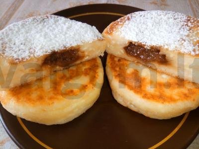 Varškės sūreliai su šokoladiniu įdaru pusryčiams pagrindine nuotrauka