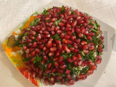 Mėsos salotas su grybais ir granato sėklomis pagrindine nuotrauka