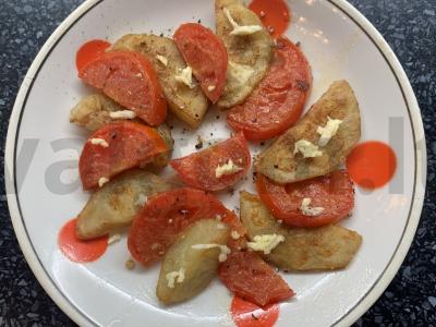 Kepti baklažanai su pomidorais ir česnaku pagrindine nuotrauka