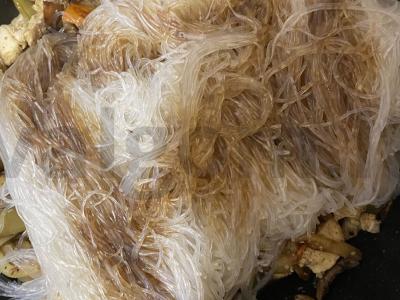 Funchosa su vištiena, baklažanais, paprika ir grybais Žingsnis 11