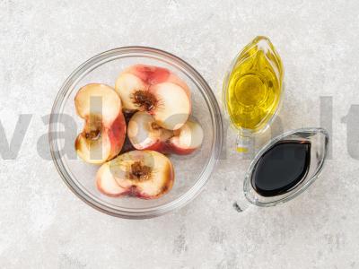 Salotas su burrata ir ant grotelių keptais plokščiais persikais Žingsnis 1