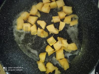 Ryžių košė su moliūgu, razinomis, obuoliu Žingsnis 2