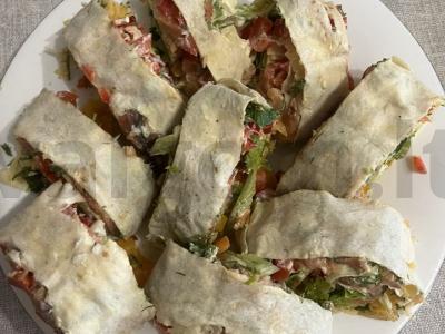 Rulonas su raudonąja žuvimi ir daržovėmis pagrindine nuotrauka