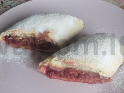 Obuolių-vyšnių štrudelis su cinamonu pagrindine nuotrauka