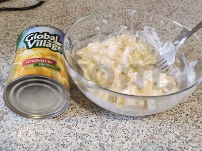 Ananasų salotas su grietine ir sūriu pagrindine nuotrauka