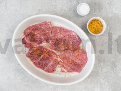 Kiauliena orkaitėje su sūriu ir pomidorais Žingsnis 1