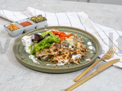 Kiauliena orkaitėje su sūriu ir pomidorais pagrindine nuotrauka