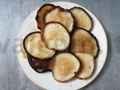 Ploni blynai su varenečiu arbatai pagrindine nuotrauka