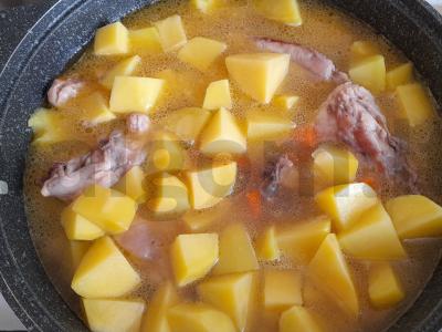 Troškinta bulvė su kopūstais ir vištiena pagrindine nuotrauka