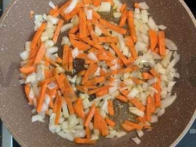 Troškintas ryžiai su daržovėmis ir česnako stiebais Žingsnis 1