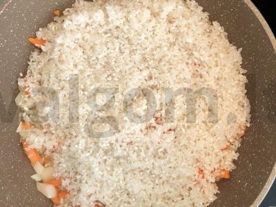 Troškintas ryžiai su daržovėmis ir česnako stiebais Žingsnis 2