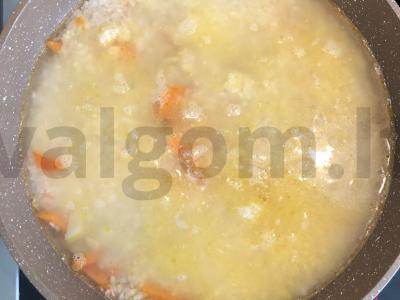 Troškintas ryžiai su daržovėmis ir česnako stiebais Žingsnis 3