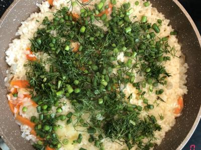 Troškintas ryžiai su daržovėmis ir česnako stiebais Žingsnis 5