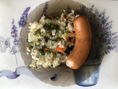 Troškintas ryžiai su daržovėmis ir česnako stiebais pagrindine nuotrauka