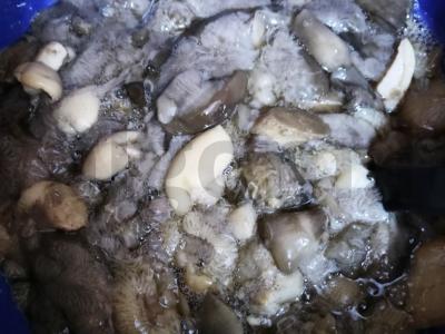 Grybų sriuba su lydytu sūriu Žingsnis 1