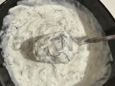 Vasaros šviežias padažas mėsai pagrindine nuotrauka