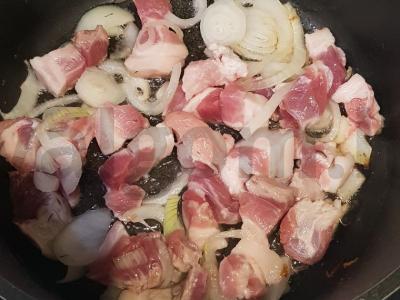 Kiauliena su paprikomis Žingsnis 1