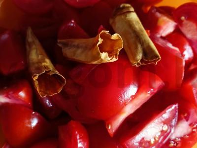 Pomidorų, saldžiųjų pipirų ir česnako adžika Žingsnis 1