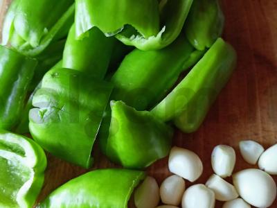 Pomidorų, saldžiųjų pipirų ir česnako adžika Žingsnis 4