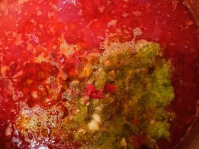 Pomidorų, saldžiųjų pipirų ir česnako adžika Žingsnis 5