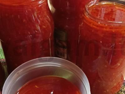 Pomidorų, saldžiųjų pipirų ir česnako adžika pagrindine nuotrauka