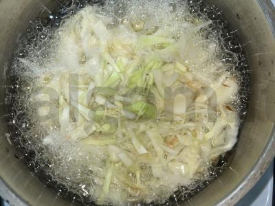 Kopūstų kotletai su manų kruopomis, morkomis ir svogūnais Žingsnis 2