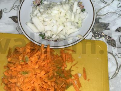 Kopūstų kotletai su manų kruopomis, morkomis ir svogūnais Žingsnis 4