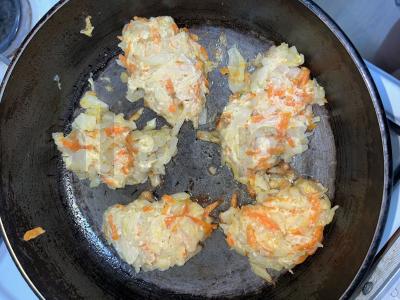 Kopūstų kotletai su manų kruopomis, morkomis ir svogūnais Žingsnis 10