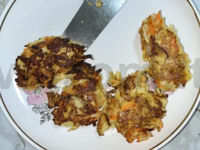 Kopūstų kotletai su manų kruopomis, morkomis ir svogūnais pagrindine nuotrauka