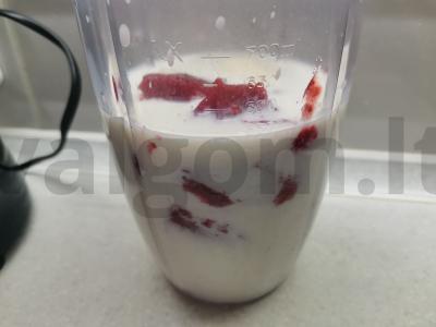 Braškių, bananų ir ledų kokteilis Žingsnis 1